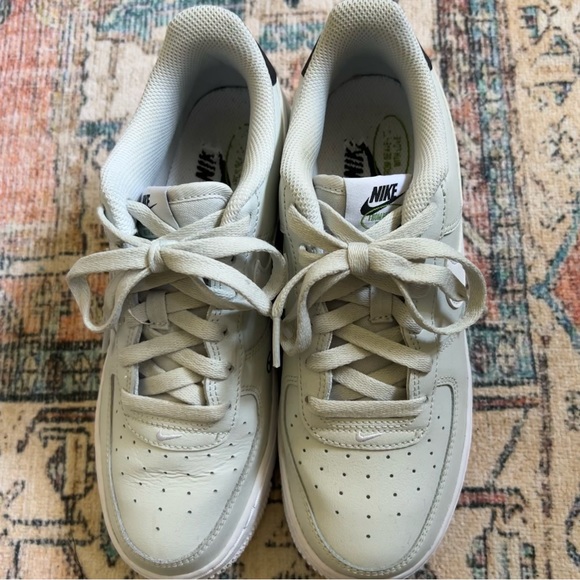 Nike Air Force 1 LV8 - Picture 4 of 8